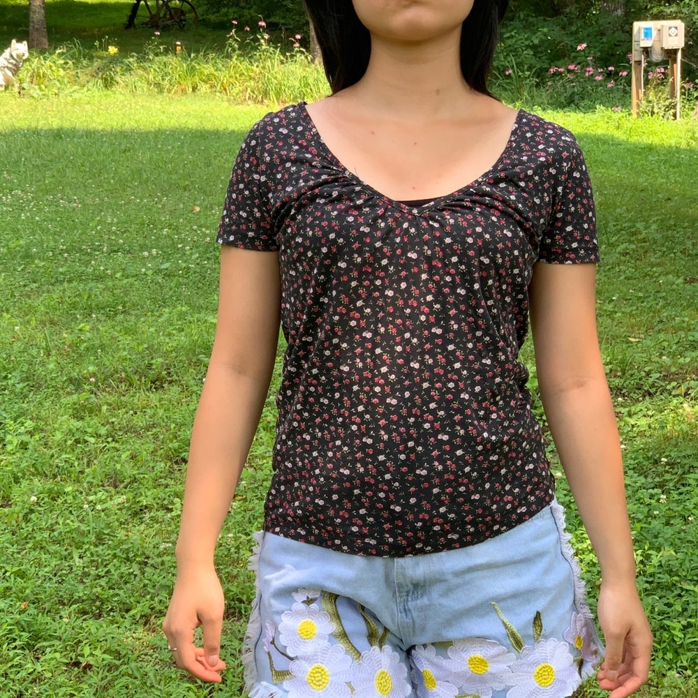 🐬Truly Madly Deeply Floral Scoop/V Neck T shirt S